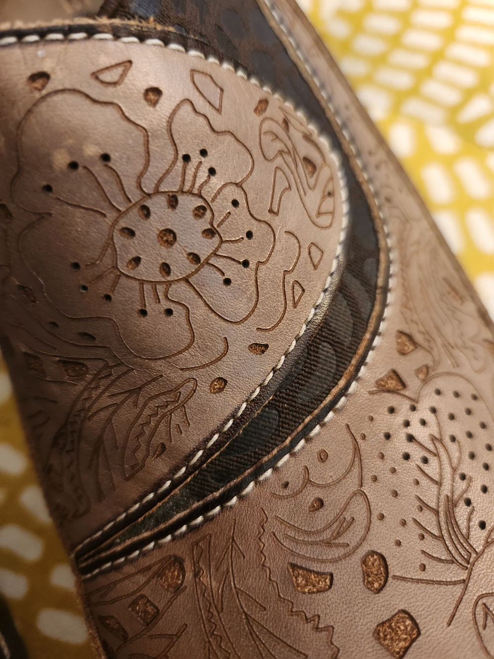 L'artiste Spring-Step Floral Embossed Leather Clogs. Size 7 - Picture 9 of 13